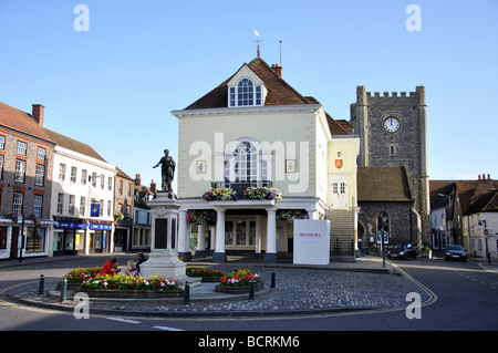 17e siècle Town Hall et St Mary-le-Plus Tour de l'église, Place du marché, Wallingford, Oxfordshire, Angleterre, Royaume-Uni Banque D'Images