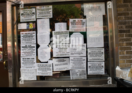 Signes sur un courtier s fenêtre dans Red Hook Brooklyn à New York annonce immobilier à la vente ou à la location Banque D'Images