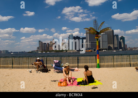 Les visiteurs de l'Île du gouverneur historique dans le port de New York profitez de la concession de l'eau Plage Taxi Banque D'Images