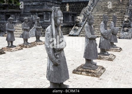 Statues de pierre au Tombeau de Khai Dinh Tomb à Hue, Vietnam Banque D'Images