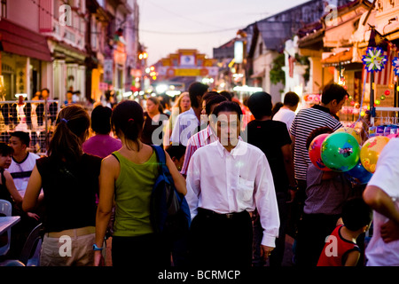 Promenade à travers la foule du marché de nuit de week-end dans Melacca Malaisie Banque D'Images