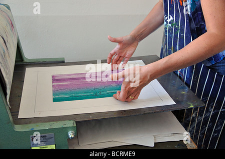 Un atelier de gravure avec les enfants des écoles Banque D'Images