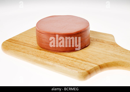 Pile de boeuf en tranches de charcuterie de Bologne on cutting board Banque D'Images