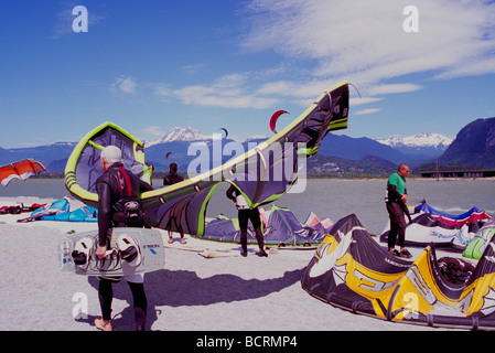 Windsurf et kite surf à la Spit Squamish à Howe Sound et la chaîne côtière de la Colombie-Britannique Canada Squamish Banque D'Images