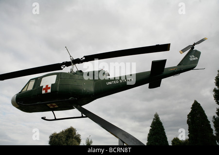 Un dustoff hélicoptère Huey qui a volé dans la guerre du Vietnam est perché sur un poteau à un mémorial à Porterville, en Californie. Banque D'Images