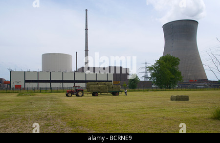 Le travail agricole à l'avant du hall de stockage du combustible nucléaire à la centrale nucléaire de Gundremmingen en Bavière, Allemagne. Banque D'Images