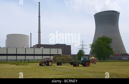Le travail agricole à l'avant du hall de stockage du combustible nucléaire à la centrale nucléaire de Gundremmingen en Bavière, Allemagne. Banque D'Images