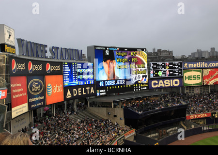 Le centre de bord de champ et l'écran vidéo à la new Yankee Stadium Bronx New York USA Banque D'Images