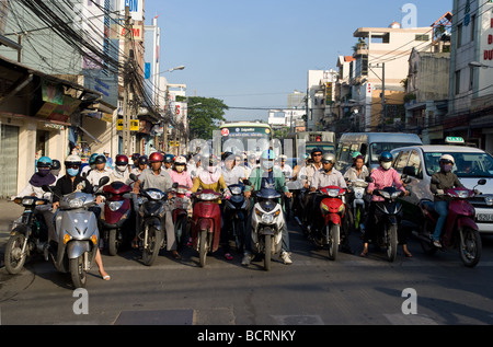 Les motos en attente à un feu de circulation à Ho Chi Minh City Vietnam Banque D'Images