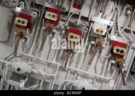 De nombreux leviers de vannes et tuyaux de l'infrastructure de la porte-avions Midway Banque D'Images