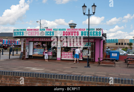 Un restaurant-minute sur une promenade. Banque D'Images