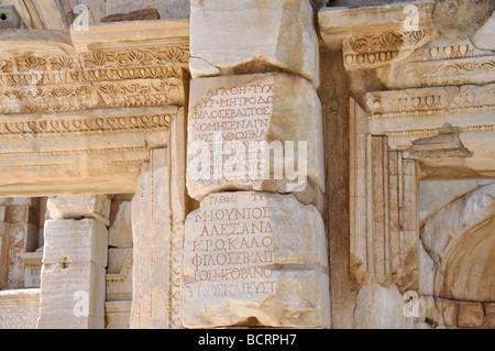 Inscriptions sur la Bibliothèque de Celsus, ancienne ville d'Éphèse, Selcuk, province d'Izmir, République de Türkiye Banque D'Images