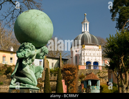 Statue d'Atlas en raison de Portmeirion Village, près de Porthmadog, Gwynedd, au nord du Pays de Galles, Royaume-Uni Banque D'Images