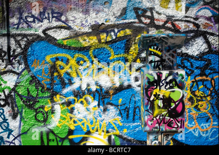 Parking meter couverts de graffitis le long avec un mur, Windmill Lane Dublin Ireland Banque D'Images