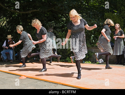 Appalachian Clog dancers à partir de l'étape de cette façon' à Washington Old Hall, England, UK Banque D'Images