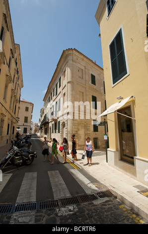 Un groupe d'acheteurs de Minorque dans une petite rue latérale de Mahon Menorca Banque D'Images