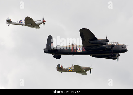 La Battle of Britain Memorial Flight composé d'avions de la Seconde Guerre mondiale, bombardier Lancaster, Spitfire et Hurricane. Banque D'Images