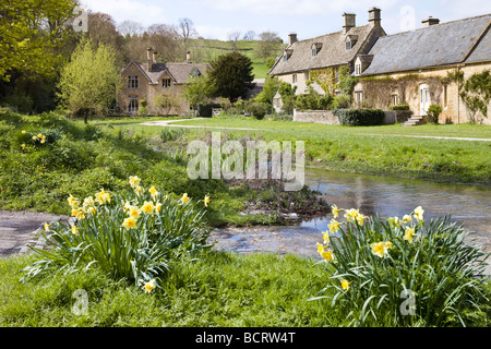 Chalets à côté du gué sur la rivière Œil dans le village des Cotswolds, Gloucestershire abattage supérieur de Banque D'Images