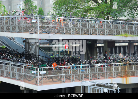 Prêt de vélos stationnés dans la partie vélo de plusieurs étages à Amsterdam Banque D'Images