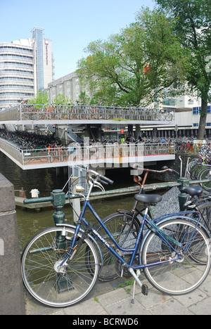 Les vélos garés dans Amsterdam Banque D'Images