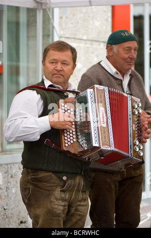 Amuseurs de rue à jouer de l'accordéon au festival musical à Zell am See, Autriche Banque D'Images