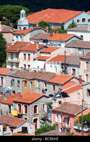 Vue de la colline de la ville traditionnelle sur l'île de Lesvos Agiassos dans la mer Egée en Grèce Banque D'Images