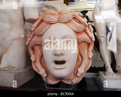 Tête de Méduse à vendre en vitrine dans Kerkyra sur l'île de Corfou en Grèce Banque D'Images