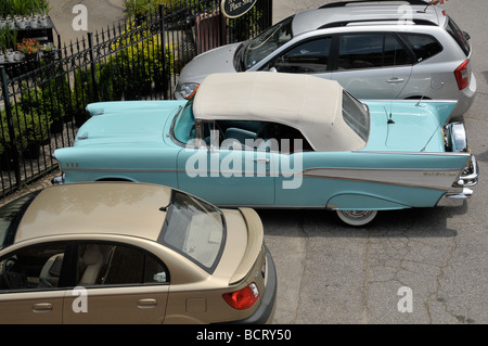 Parking avec Chevrolet Classic. Banque D'Images