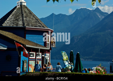 Les clients bénéficiant d'un brunch du dimanche restaurant al fresco sur la terrasse extérieure à l'eau de montagne spectaculaire au paysage de Howe Sound Banque D'Images