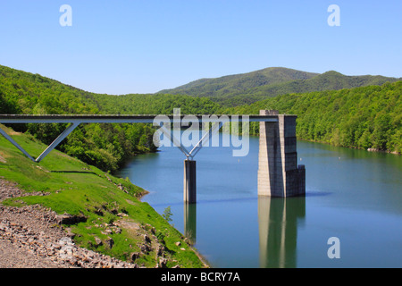 La structure du barrage et lac Moomaw Gathright Sortie Barrage Covington Virginia Banque D'Images