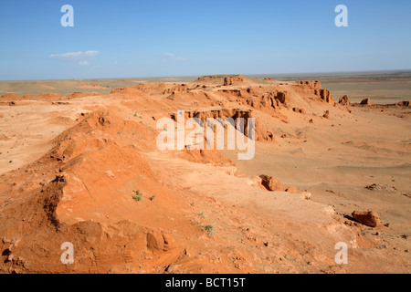 Panorama de la terre rouge de Flaming Cliffs Bayanzag, aka cimetière de dinosaures, désert de Gobi, Mongolie Banque D'Images