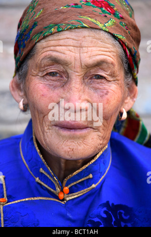 Portrait of elderly woman in traditional clothing, mongole, Mongolie Banque D'Images