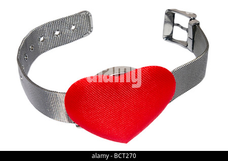 Montre-bracelet avec coeur rouge au lieu de la plaque de l'horloge isolé sur le bracelet blanc est ouvert Banque D'Images