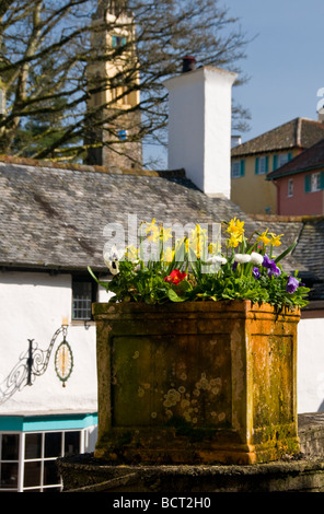 Des jardinières de belles fleurs dans le parc de Portmeirion Village, Gwynedd, au nord du Pays de Galles, Royaume-Uni Banque D'Images