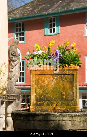 Des jardinières de belles fleurs dans le parc de Portmeirion Village, Gwynedd, au nord du Pays de Galles, Royaume-Uni Banque D'Images