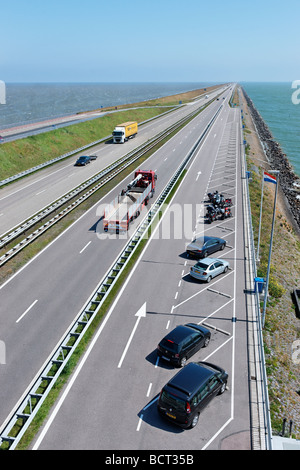 Le trafic sur l'Afsluitdijk, Pays-Bas. Banque D'Images