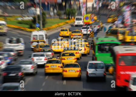 ISTANBUL, TURQUIE. Le trafic important sur Resadiye Caddesi à Eminonu. L'année 2009. Banque D'Images