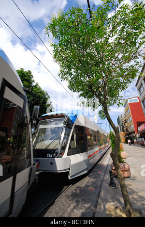 ISTANBUL, TURQUIE. Un tramway moderne sur le divan Yolu à Sultanahmet. L'année 2009. Banque D'Images