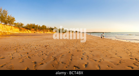 Falaises de calcaire et plage de Casuarina Coastal réserver dans Darwin, Australie Banque D'Images