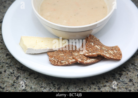 Soupe de haricots blancs avec des craquelins à grains entiers et fromage brie Banque D'Images