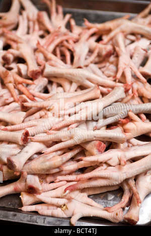 Pieds de poulets en vente dans Hanoi Vietnam marché Banque D'Images