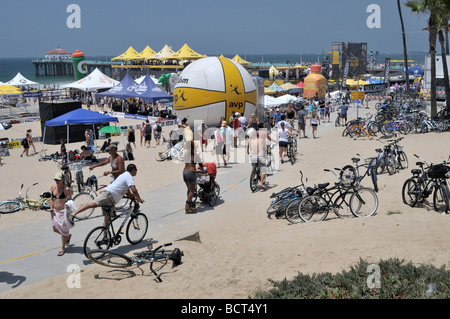 Tournoi de Beach Volley joué à Manhattan Beach, Californie Banque D'Images