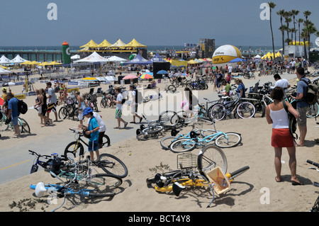 Facile et vélos fournis gratuitement le transport vers le site de le Tournoi de Beach Volley joué à Manhattan Beach, CA Banque D'Images