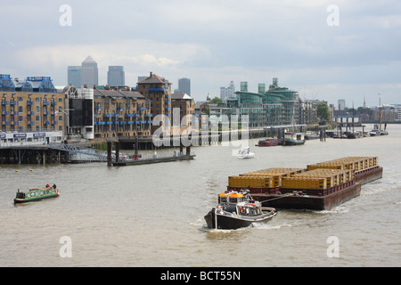 Barges cargo transportant des conteneurs sur la Tamise à Tower Bridge, Londres, Angleterre, Royaume-Uni Banque D'Images