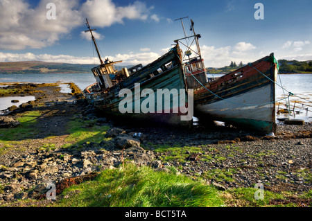 Ruiné et abandonné près de chalutiers de pêche Salen sur le rivage du Sound of Mull, prises sur une journée ensoleillée d'automne birght Banque D'Images