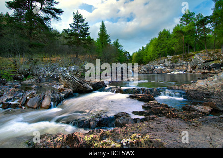 La belle chute Achness en petite série prise à Glen Cassley, Sutherland en Écosse par un beau soir de printemps Banque D'Images