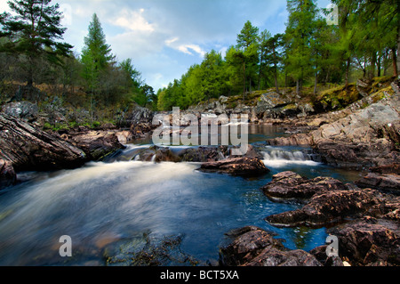 La belle chute Achness en petite série prise à Glen Cassley, Sutherland en Écosse par un beau soir de printemps Banque D'Images