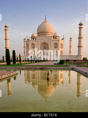 Taj Mahal Taj Mahal et miroir piscine, dispositif d'eau. Vue de face du mémorial aux premières lumières, lever du soleil. Horizontal. Agra, Inde. Banque D'Images