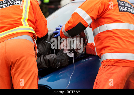 Simulation d'accident de la route au collège local visant à livrer des messages pouvant sauver des vies pour les jeunes conducteurs Banque D'Images