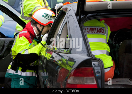 Simulation d'accident de la route au collège local visant à livrer des messages pouvant sauver des vies pour les jeunes conducteurs Banque D'Images